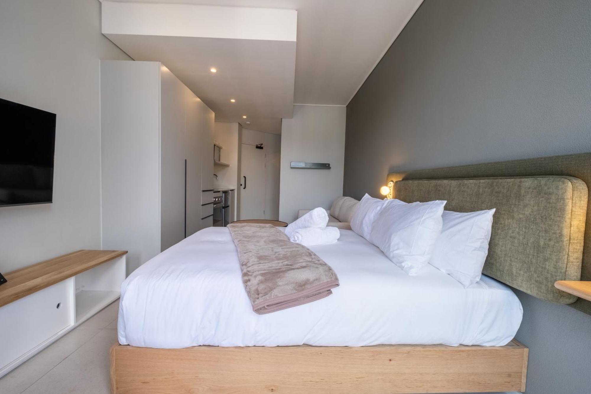 The Rose 401: 4th Floor Centre Apartment