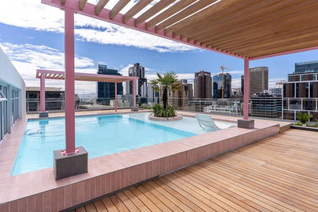 The Rose 401: 4th Floor Centre Apartment *